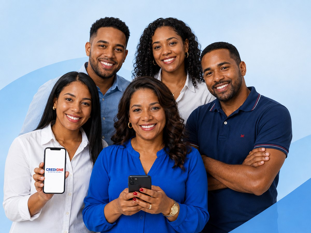 Clientes de CrediOne con su celular financiado