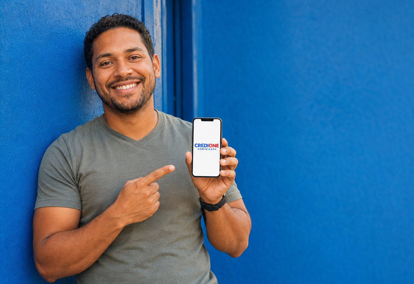 Cliente de CrediOne con su celular financiado